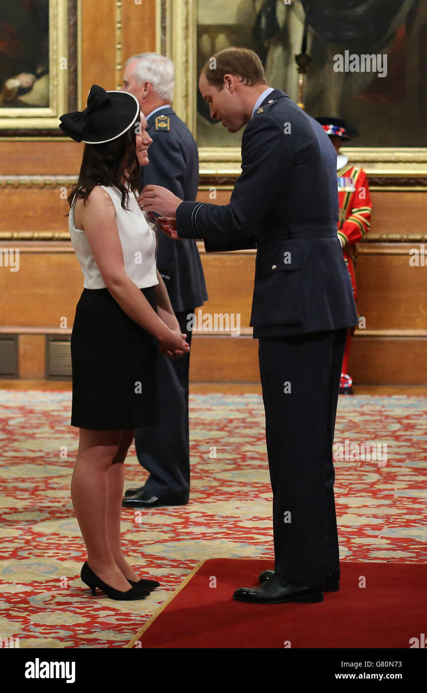 Maryanne Hodgkinson wird von Prinz William in Windsor Castle zur MBE (Mitglied des Order of the British Empire) gemacht. Stockfoto