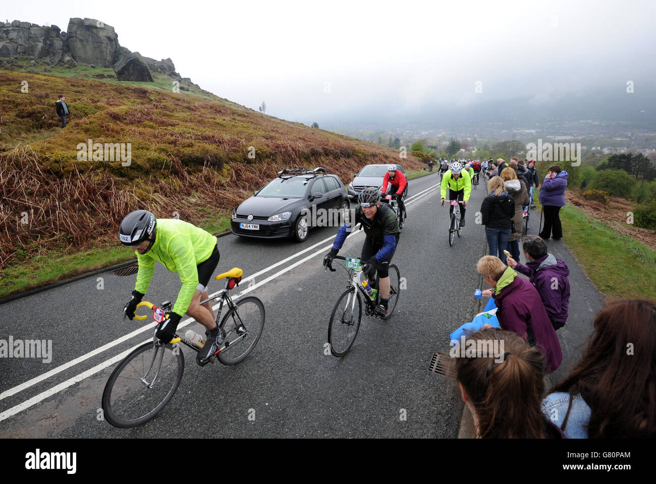 Amateur-Fahrer nehmen an einem sportlichen Rennen vor der Tour de Yorkshire auf der Kuh und Kalb klettern in Ilkley Stockfoto