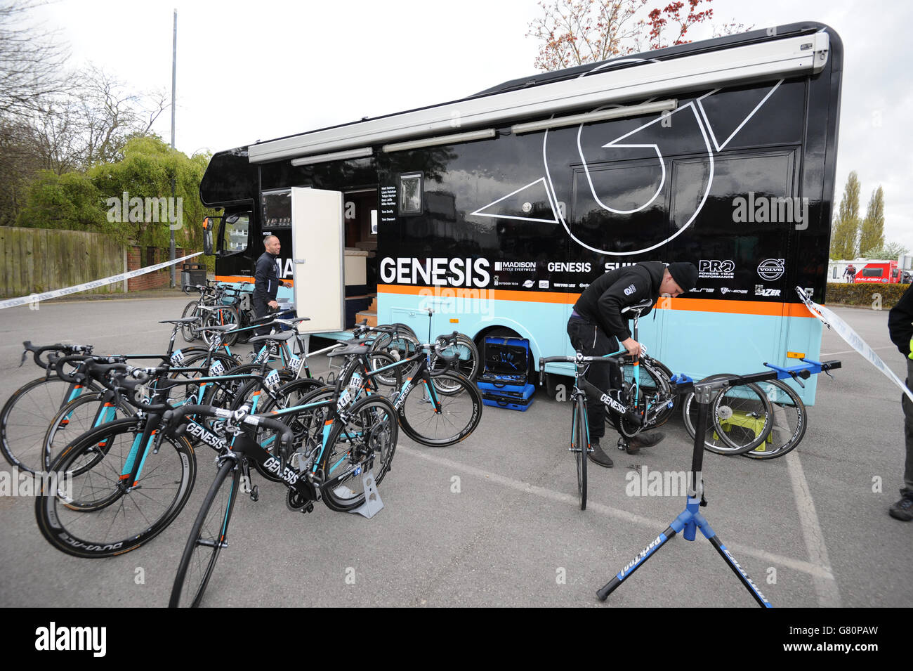 Radfahren - Tour de Yorkshire - zweite Etappe - Selby-York. Der Madison Genesis Team Bus nahe dem Start in Selby Stockfoto