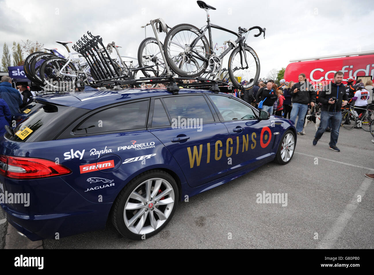 Radfahren - Tour de Yorkshire - zweite Etappe - Selby-York. Ein Team Wiggins Teamwagen in der Nähe des Startes in Selby Stockfoto