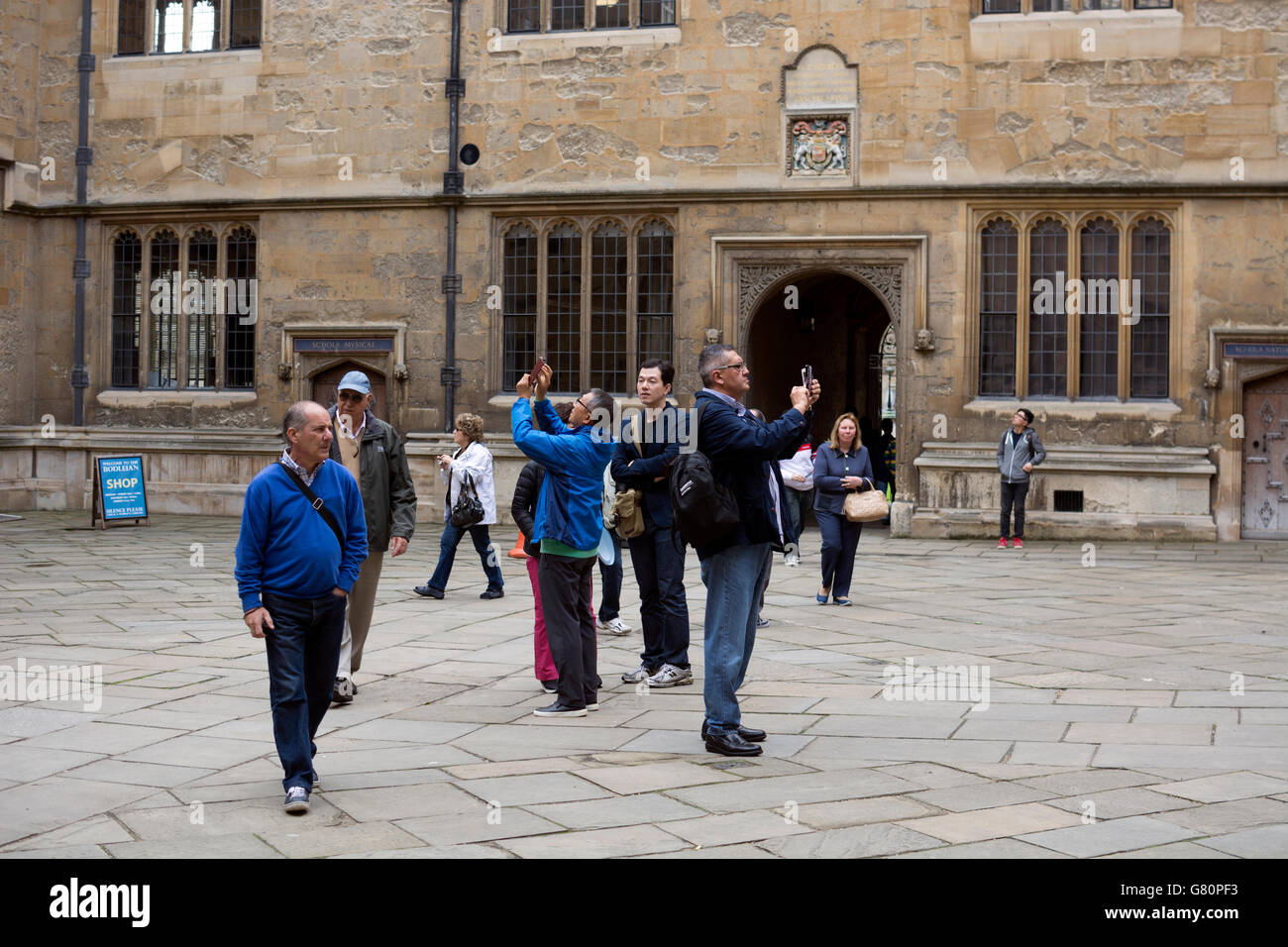 Südamerikanischen Touristen im Rathaushof Bodleian Bibliothek, Oxford, UK Stockfoto