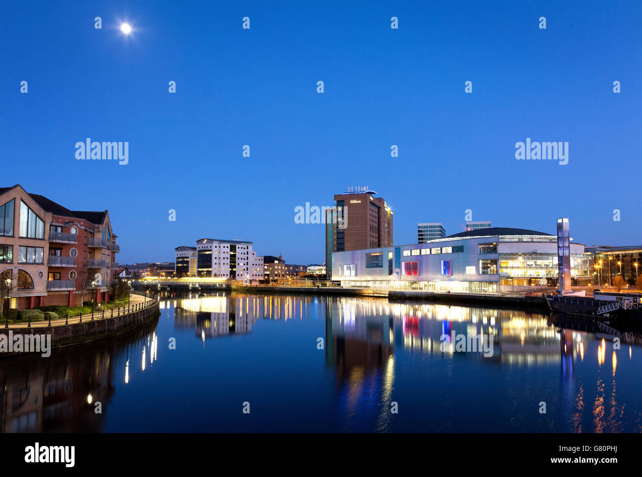 Dämmerung Waterfront Hall Belfast, Nordirland Stockfoto