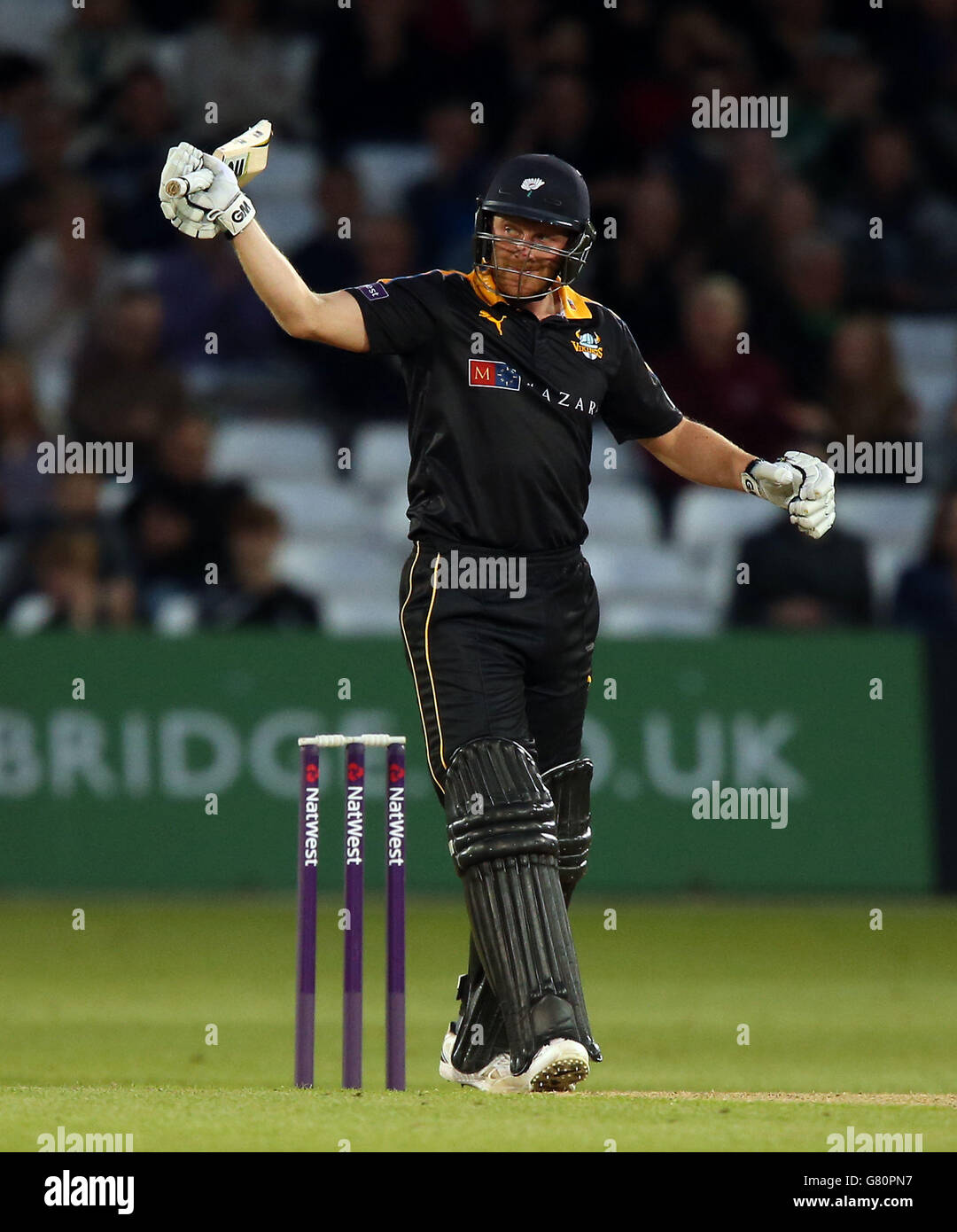 Andrew Gales von Yorkshie Vikings feiert das Erreichen seines halben Jahrhunderts während der NatWest T20 Blast an der Trent Bridge, Nottingham. Stockfoto