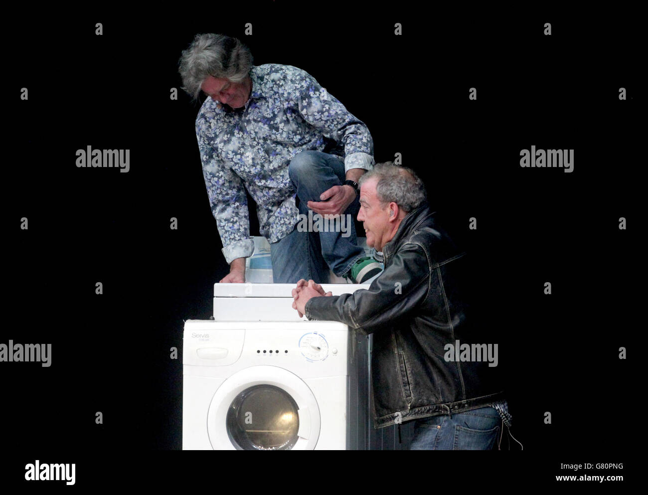 James May (links) und Jeremy Clarkson während der Eröffnungsnacht von Clarkson, Hammond und May Live in der Odyssey Arena in Belfast. DRÜCKEN SIE VERBANDSFOTO. Bilddatum: Freitag, 22. Mai 2015. Jeremy Clarkson kam zum Thema der Boxhymne Eye of the Tiger, als er zu Beginn einer globalen Supercar-Tour mit seinen ehemaligen Top Gear-Co-Moderatoren seinen ersten öffentlichen Auftritt hatte. Die Show begann mit Aufnahmen, in denen er eine heftige linke Hand warf, dann kam der Mann selbst in einem Hovercraft zu der Musik, die einst den irischen Boxer Barry McGuigan in den Ring begleitete. Die Autostars sagten sie Stockfoto