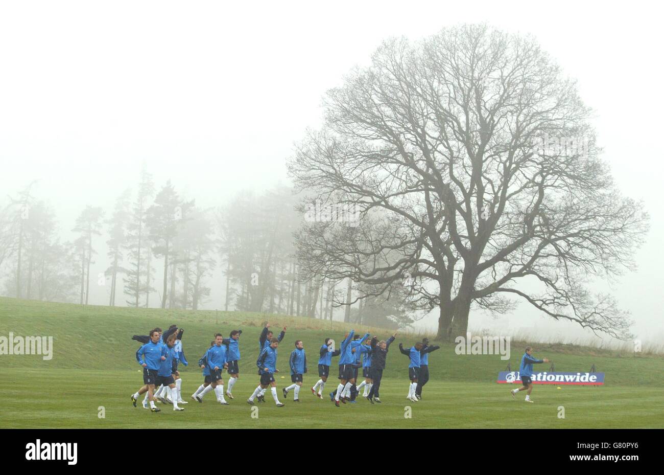 Fußball - FIFA Fußball-Weltmeisterschaft 2006 Qualifikation - Gruppe sechs - England gegen Aserbaidschan - England Training - Slaley Hall. Der Nebel rollt ein, während England in Slaley Hall trainiert Stockfoto