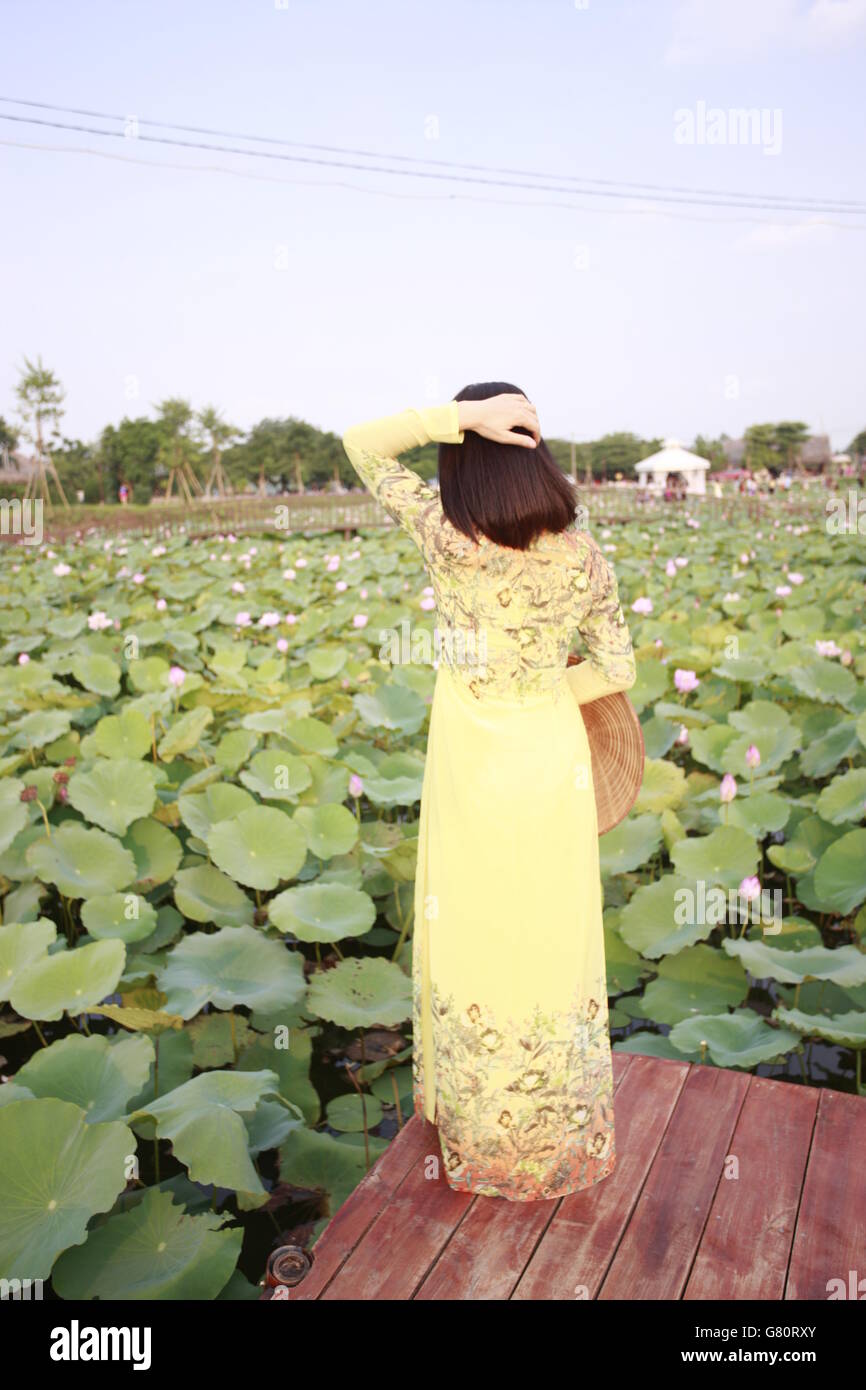 Vietnam-Frau mit Lotusblüte Stockfoto