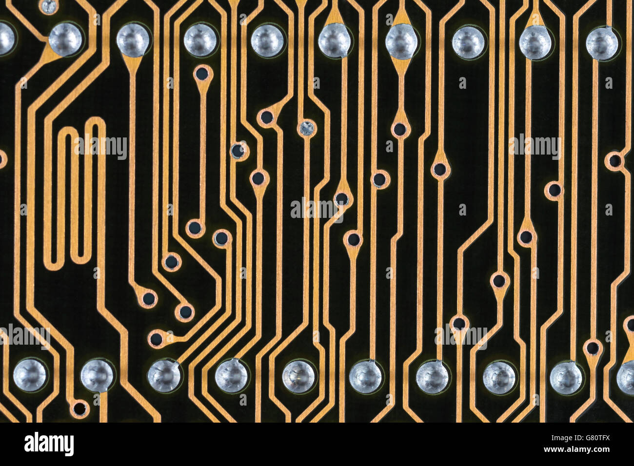 Konzept der Computertechnik. Für Motherboard-Elektronik. Leiterplatte/leiterplatte mit Kupferverdrahtung/Anschlussspuren. Nahaufnahme der Schaltung. Stockfoto