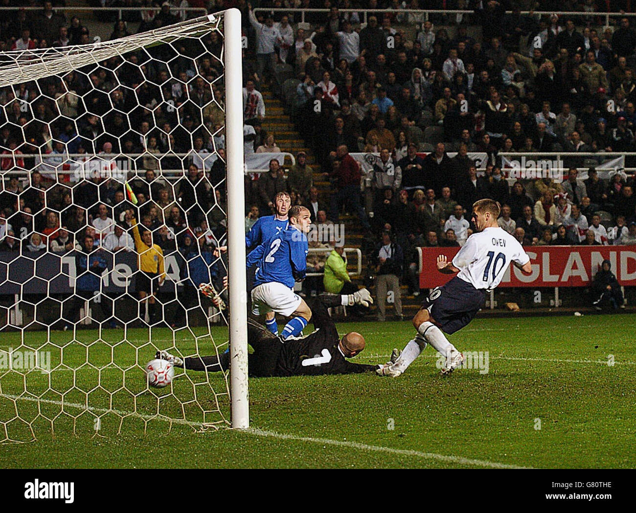 Fußball - FIFA Fußball-Weltmeisterschaft 2006 Qualifikation - Gruppe sechs - England gegen Aserbaidschan - St. James' Park. Der englische Michael Owen (R) erzielt zwar Punkte, aber sein Tor wird im abseits entschieden. Stockfoto