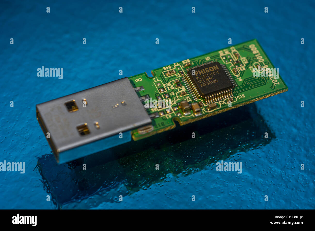Technologiekonzept. Metapher-persönliche Daten/Computerspeicher. USB-Flash-Laufwerk/USB-Speicherstick vor blauem Hintergrund. Digitales Technologiekonzept Stockfoto