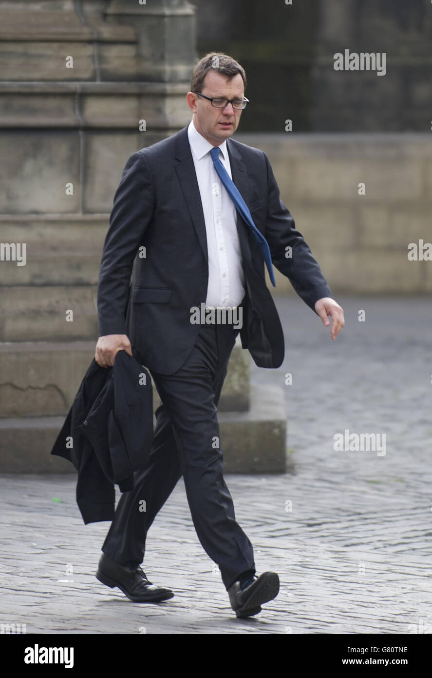 Andy Coulson, der frühere Redakteur von News of the World, kommt am High Court in Edinburgh, Schottland, an, während sein Meineid-Verfahren fortgesetzt wird. Stockfoto