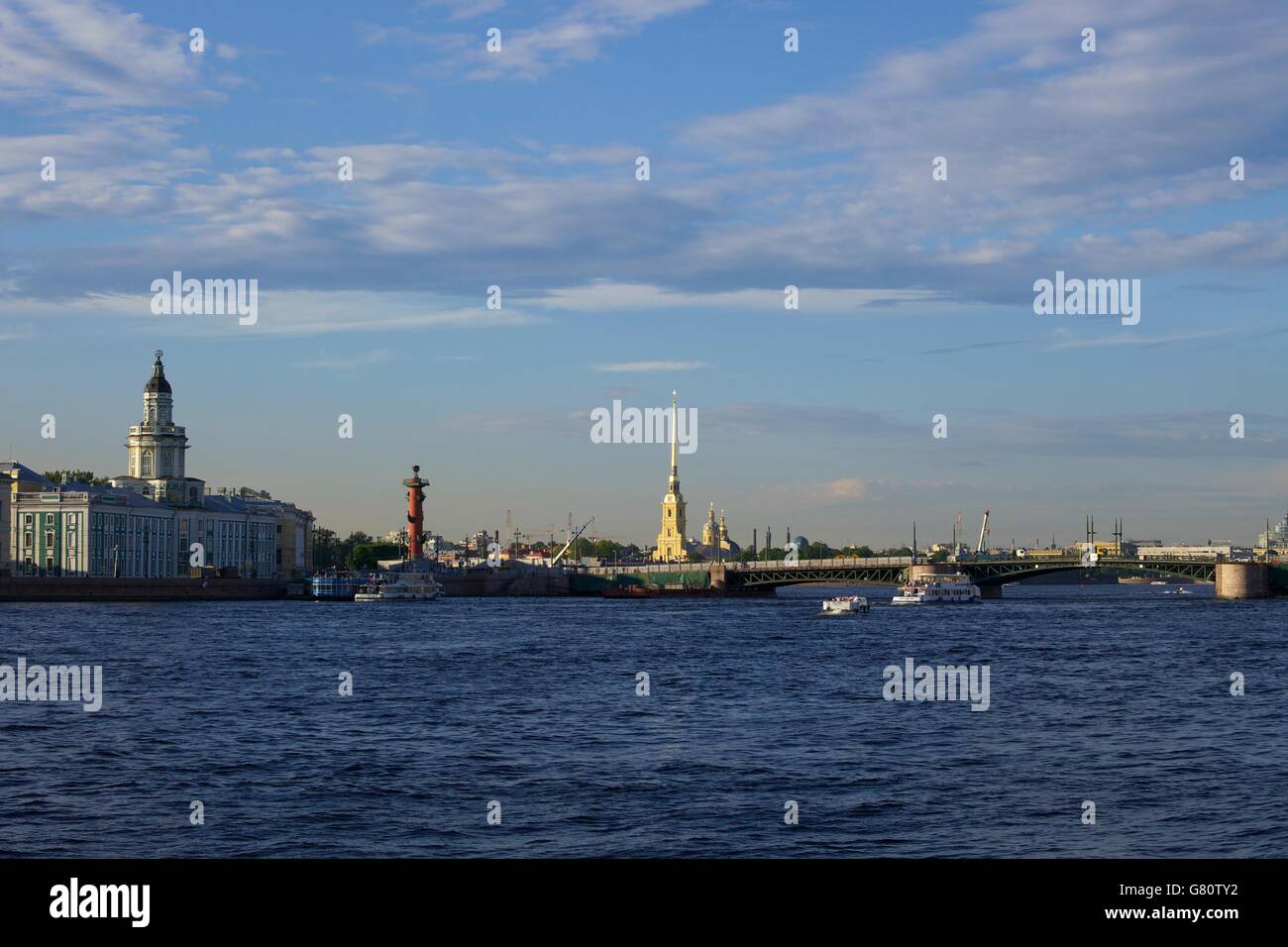 Ansicht der Kunstkammer, Rostral Spalte und Peter und Paul-Festung aus dem Palast Damm, St. Petersburg, Russland Stockfoto