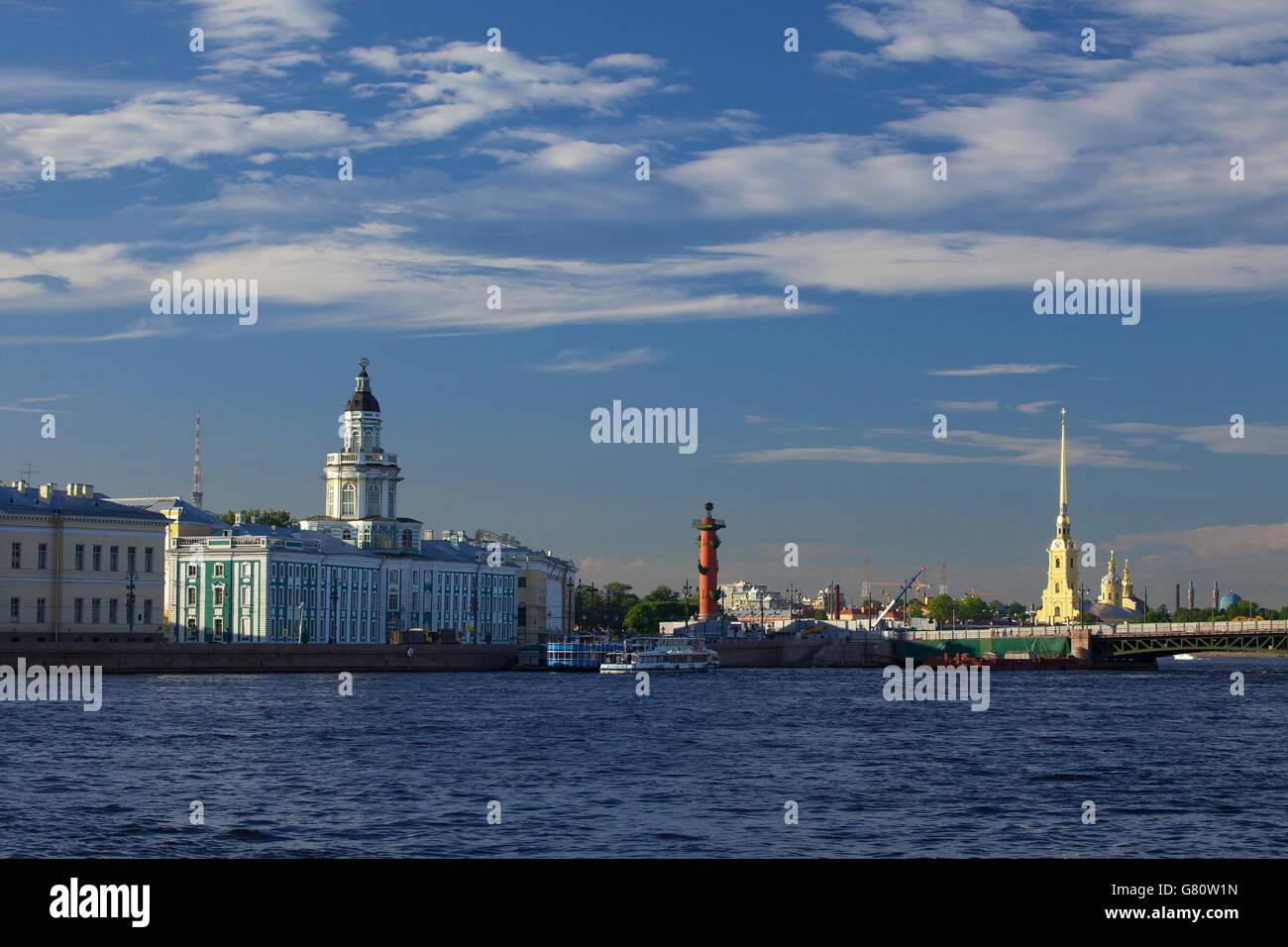 Ansicht der Kunstkammer, Rostral Spalte und Peter und Paul-Festung aus dem Palast Damm, St. Petersburg, Russland Stockfoto