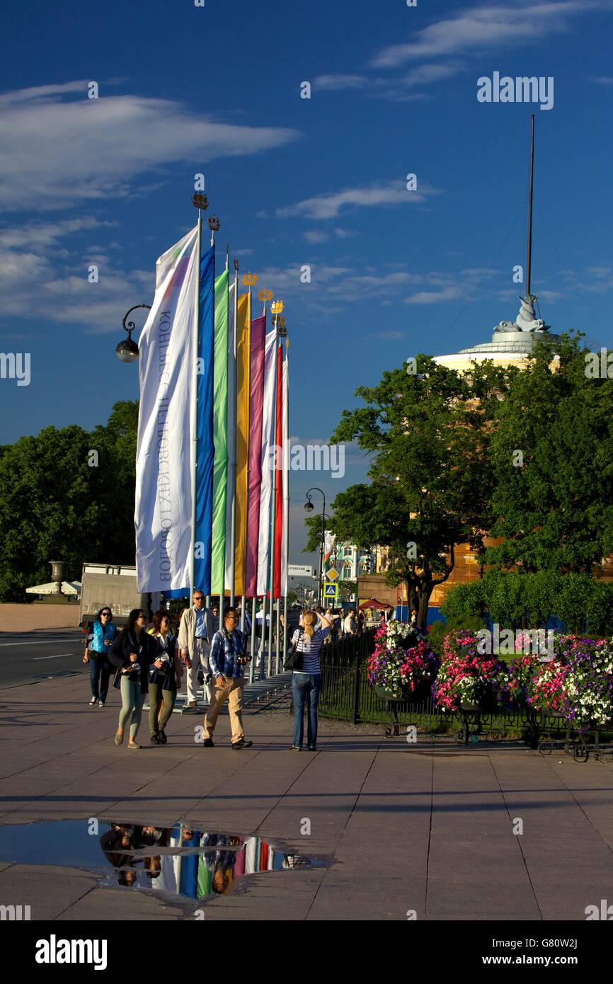 Touristen und Besucher in der Nähe von der Admiralität Gebäude, Palace Embankment, St Petersburg, Russland Stockfoto