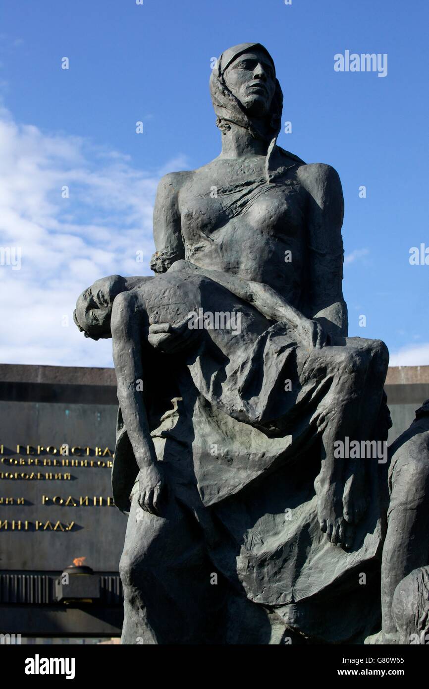 Skulptur der trauernde Mutter, Denkmal der Heroischen Verteidiger Leningrads, Siegesplatz, Ploschtschad pobedy, St Petersburg, RU Stockfoto