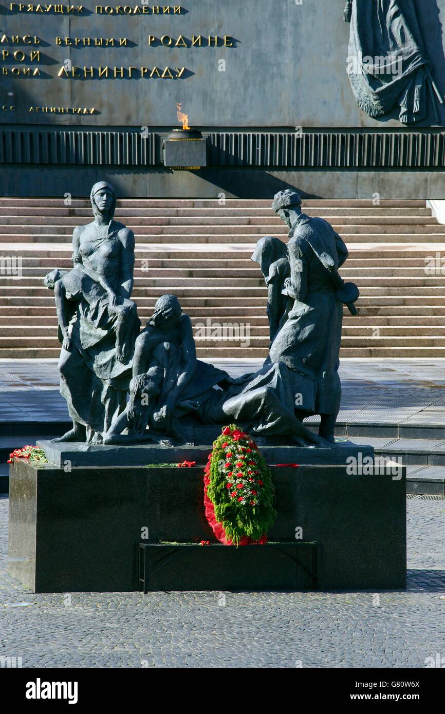 Skulptur der trauernden Mütter, Denkmal der heldenhaften Verteidiger Leningrads, Siegesplatz, Ploshchad Pobedy, St. Petersburg, Stockfoto