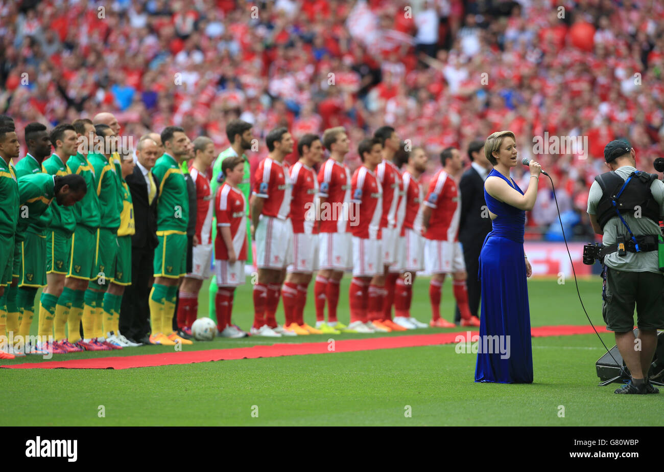 Hannah Beynon singt die Nationalhymne vor den beiden Teams vor dem Sky Bet Championship Play Off Finale im Wembley Stadium, London. Stockfoto