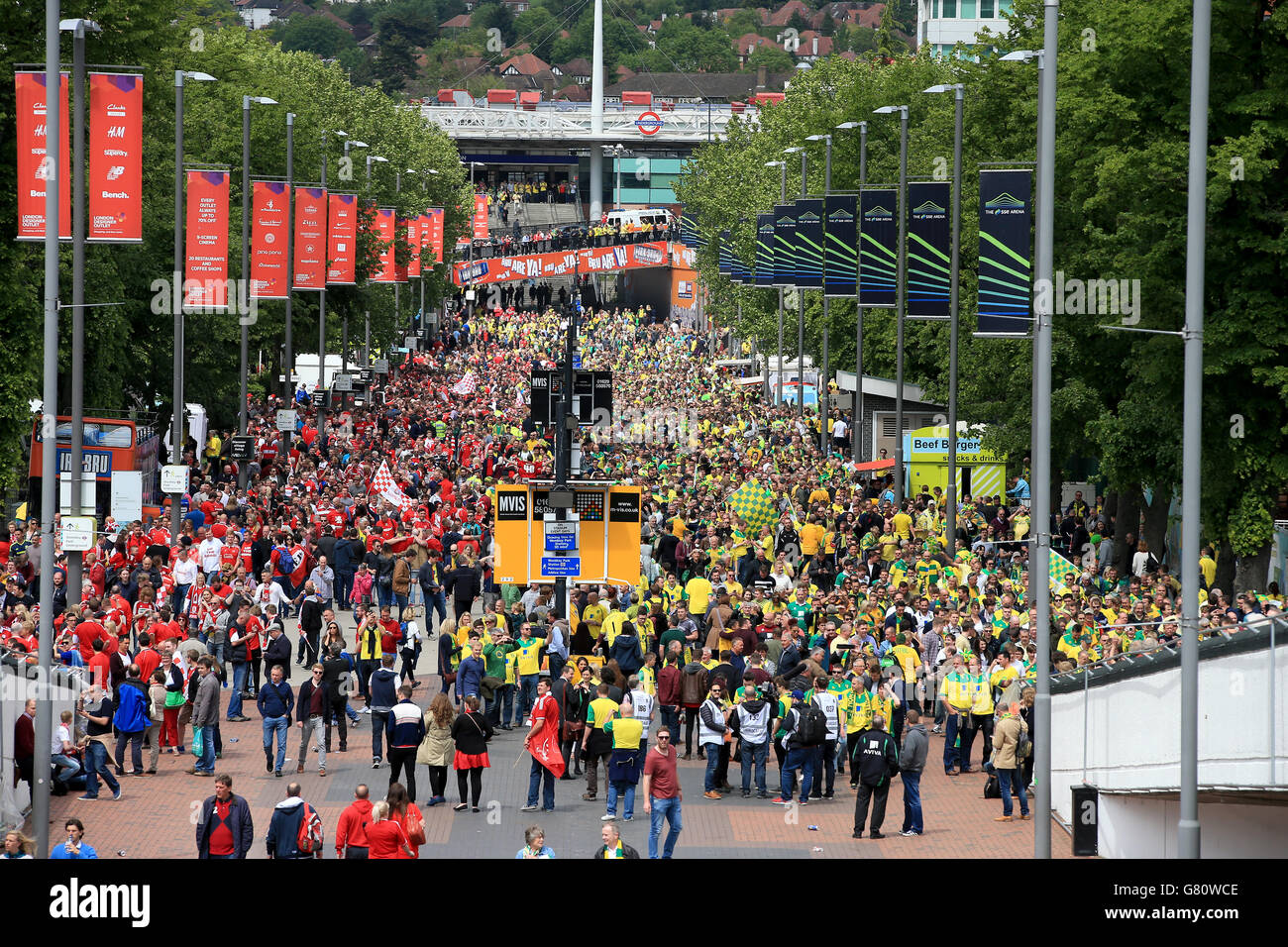 Fans von Norwich City und Middlesbrough machen sich vor dem Sky Bet Championship Play Off Finale im Wembley Stadium, London, auf den Weg nach Wembley. Stockfoto