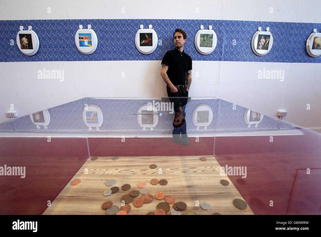 Alan Trashmouth Records, ehemals Alan William Kerr, Student am Edinburgh College of Art, zeigt seine Skulpturen "Change and toilet seats", als die letzten Vorbereitungen für ihre Abschlussausstellung am College in Edinburgh getroffen wurden. Stockfoto