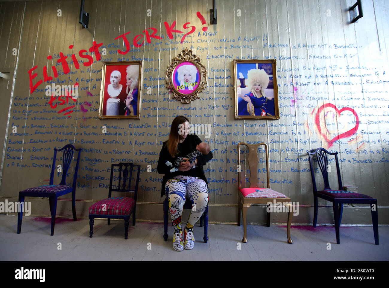 Freddie Thomas, Studentin am Edinburgh College of Art, mit ihrem Sohn Winston und ihrer Skulptur "Theatre of Education...Darlings", wurden die Vorbereitungen für ihre Abschlussausstellung am College in Edinburgh getroffen. Stockfoto