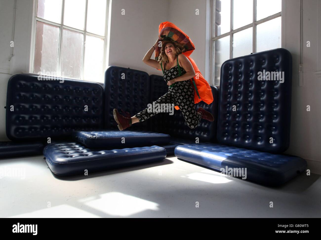 Emily Binks, Studentin am Edinburgh College of Art, zeigt ihre Skulptur "Wearable Emergency Shelter", als die Vorbereitungen für ihre Abschlussausstellung am College in Edinburgh getroffen wurden. Stockfoto