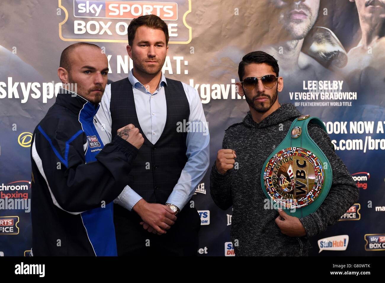 Promoter Eddie Hearn (Mitte) steht mit Kevin Mitchell (links) und Jorge Linares auf einer Pressekonferenz in der Glaziers Hall in London. Stockfoto