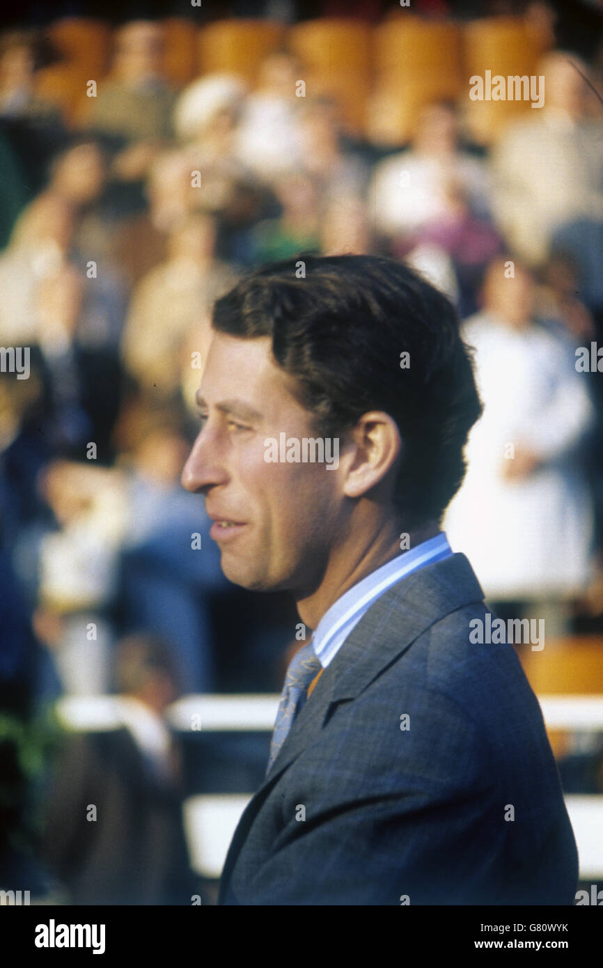 Prince Charles im Meadowbank Stadium, Edinburgh, als er an einem internationalen Fußballspiel zwischen schottischen und englischen Schülern teilnahm. Stockfoto