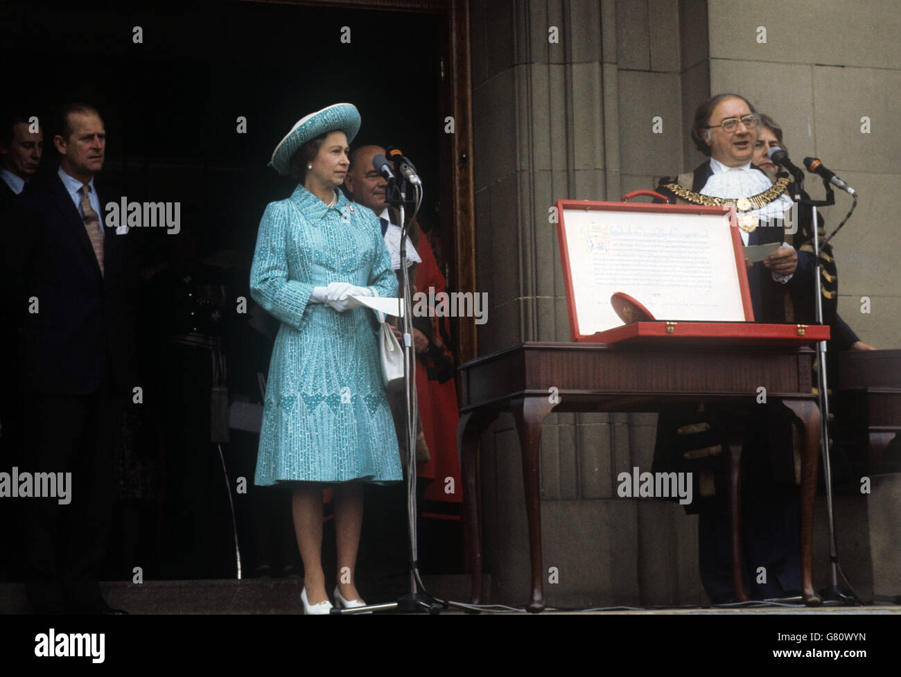 Königin Elizabeth II. Sprach während ihrer Silver Jubilee Tour durch Großbritannien, als sie eine Charta präsentierte, die Derby den Status einer Stadt verliehen hat. Stockfoto