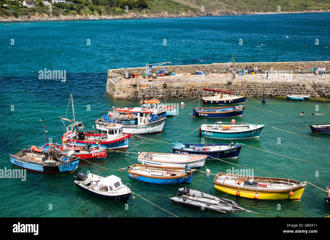 Angelboote/Fischerboote im Hafen von Coverack, Halbinsel Lizard, Cornwall, England, UK Stockfoto