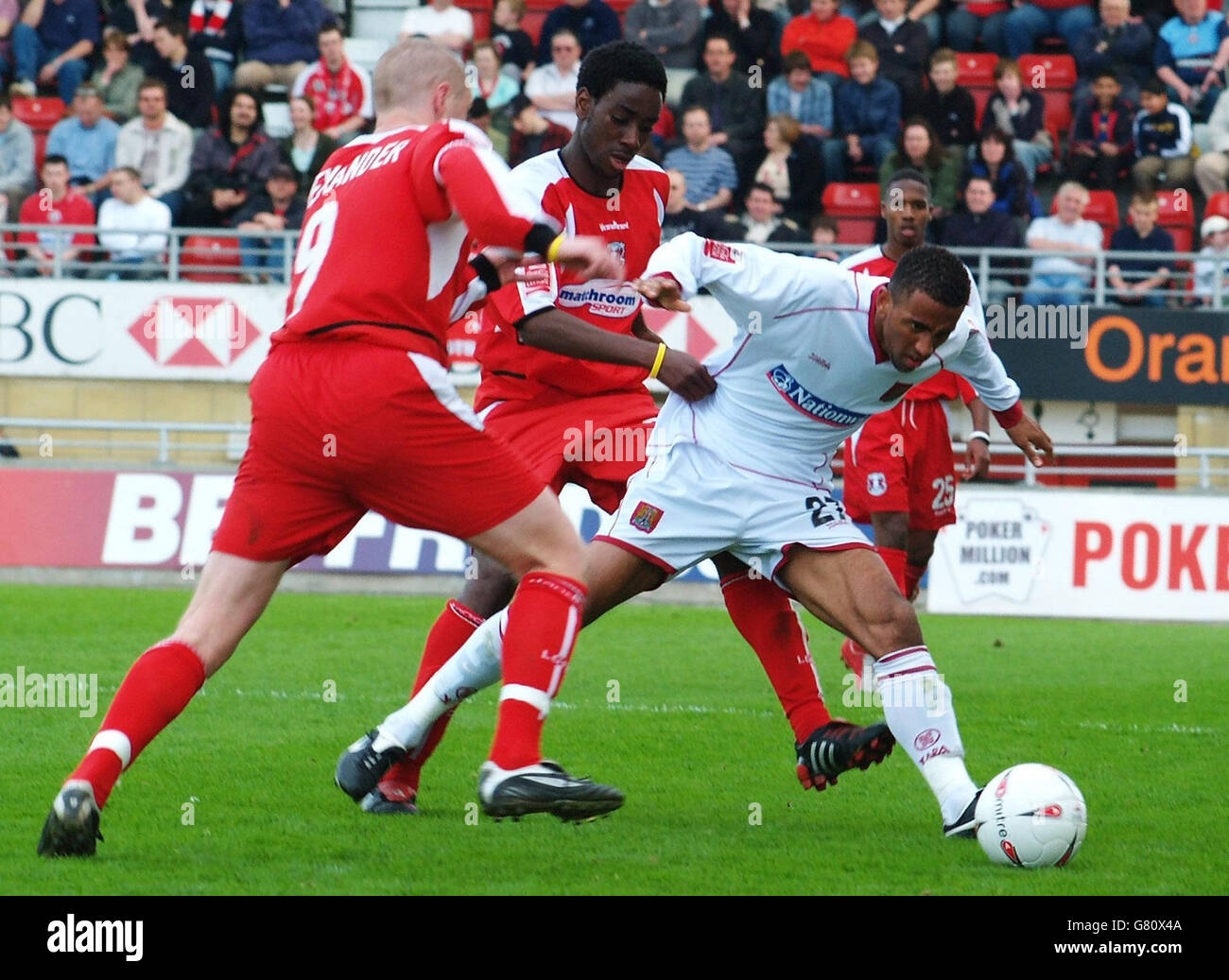 Fußball - Coca-Cola Football League Two - Leyton Orient / Northampton Town - Brisbane Road. Lee Williamson (R) von Northampton Town im Einsatz gegen Gary Alexander (L) und Brian Saah von Leyton Orient Stockfoto