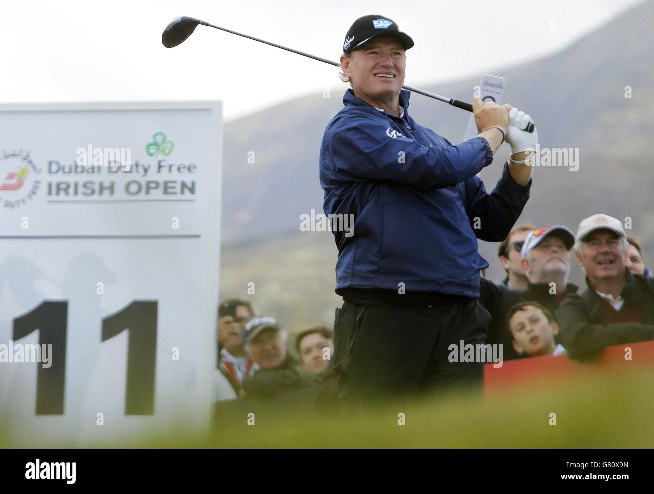 Golf - Dubai Duty Free Irish Open - Tag 1 - Royal County Down Golf Club. Ernie Els sieht sich während des ersten Tages der Dubai Duty Free Irish Open im Royal County Down Golf Club, Newcastle, seinen Abschlag am 11. An. Stockfoto