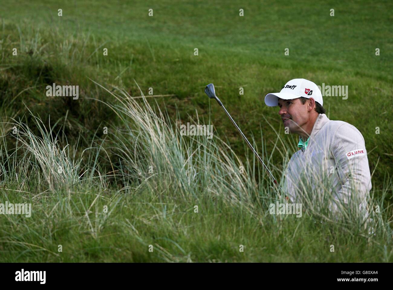 Padraig Harrington spielt am 10. Tag des Dubai Duty Free Irish Open im Royal County Down Golf Club, Newcastle, aus dem Bunker. Stockfoto