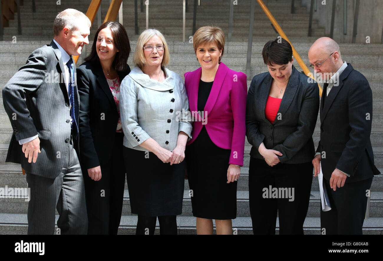 Die erste Ministerin Nicola Sturgeon (dritte rechts) und die Vorsitzende Tricia Marwick (dritte links) schließen sich der schottischen Labour-Führerin im schottischen Parlament Kezia Dugdale (zweite links), der Vorsitzenden der schottischen Konservativen Ruth Davidson (zweite rechts), dem Vorsitzenden der schottischen Grünen Patrick Harvie (ganz rechts) und dem Vorsitzenden der schottischen Liberaldemokraten Willie Rennie (ganz links) an. Im schottischen Parlament startet Holyrood Rocks, ein landesweiter Musikwettbewerb, der darauf abzielt, das beste neue musikalische Talent in Schottland zu finden und gleichzeitig junge Menschen dazu zu ermutigen, ihre Stimme bei den Holyrood-Wahlen 2016 zu nutzen. Stockfoto