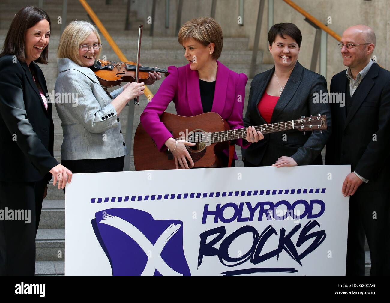 Die erste Ministerin Nicola Sturgeon (Mitte) und die Vorsitzende Tricia Marwick (zweite links) schließen sich der schottischen Labour-Führerin im schottischen Parlament Kezia Dugdale (ganz links) an, die Vorsitzende der schottischen Konservativen Ruth Davidson (dritte rechts), der Vorsitzende der schottischen Grünen, Patrick Harvie (rechts), während sie Holyrood Rocks, Ein landesweiter Musikwettbewerb, der darauf abzielt, das beste neue musikalische Talent in Schottland zu finden und gleichzeitig junge Menschen dazu ermutigt, ihre Stimme bei den Holyrood-Wahlen 2016 zu nutzen. Stockfoto