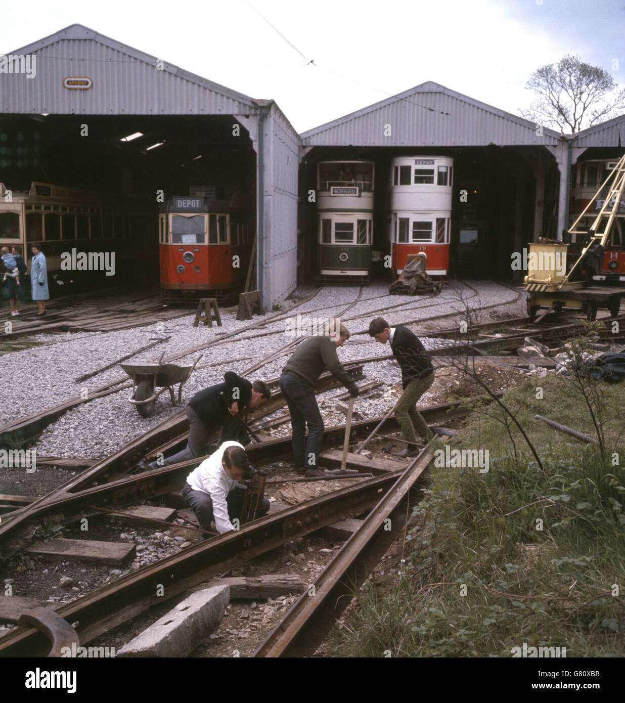 Freiwillige führen Wartungsarbeiten vor den Straßenbahnschuppen im Crich Tramway Museum in Derbyshire durch. Stockfoto