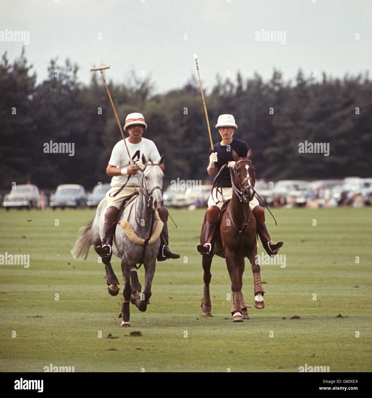 Der Prinz von Wales (r), während des Haushalts Brigade Polo Club Spiel für den Chairman's Cup auf Smith's Lawn, Windsor Great Park. Stockfoto