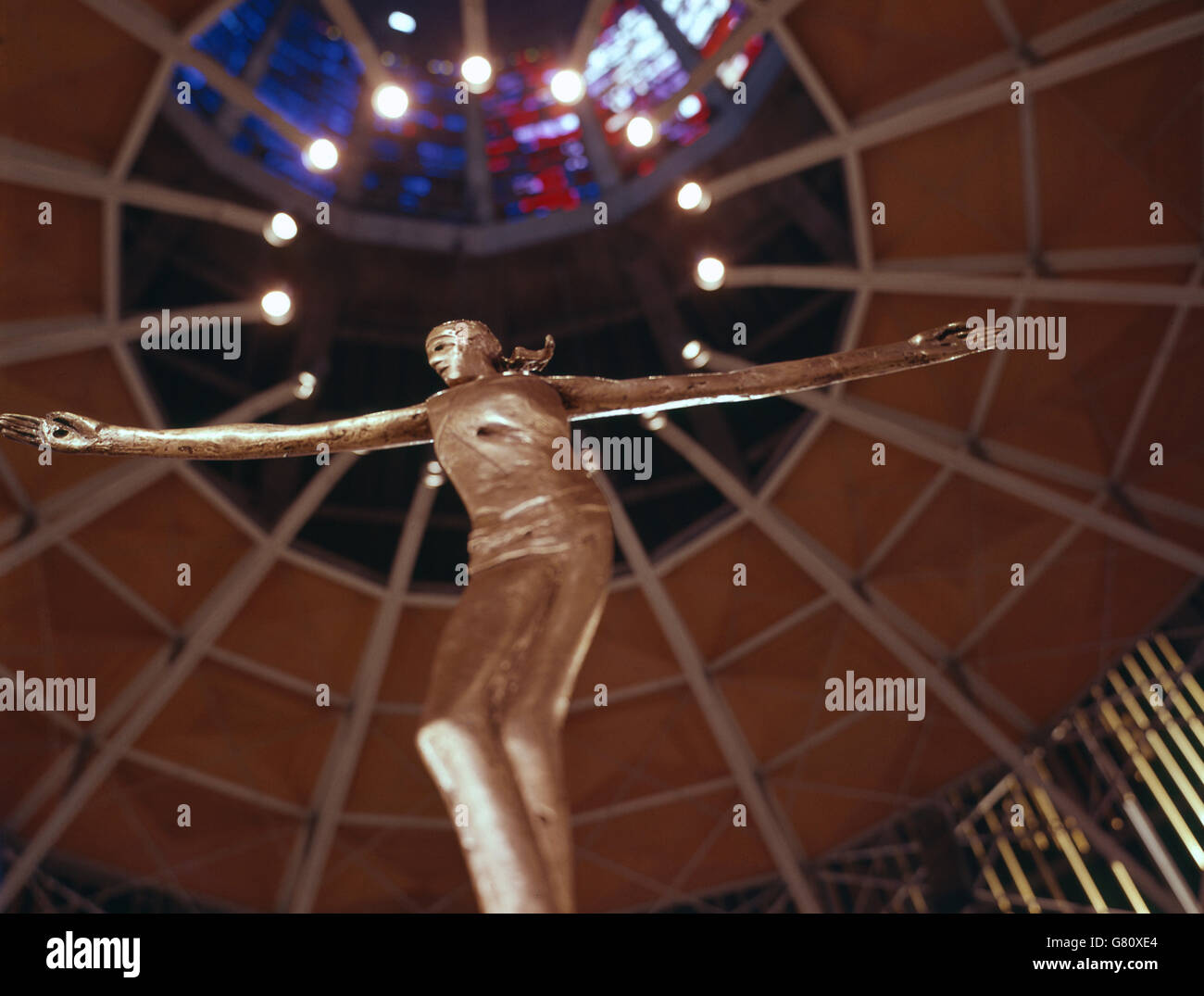 Die Figur des gekreuzigten Christus bei der Eröffnung der neuen Metropolitan Cathedral of Christ the King in Liverpool. Stockfoto