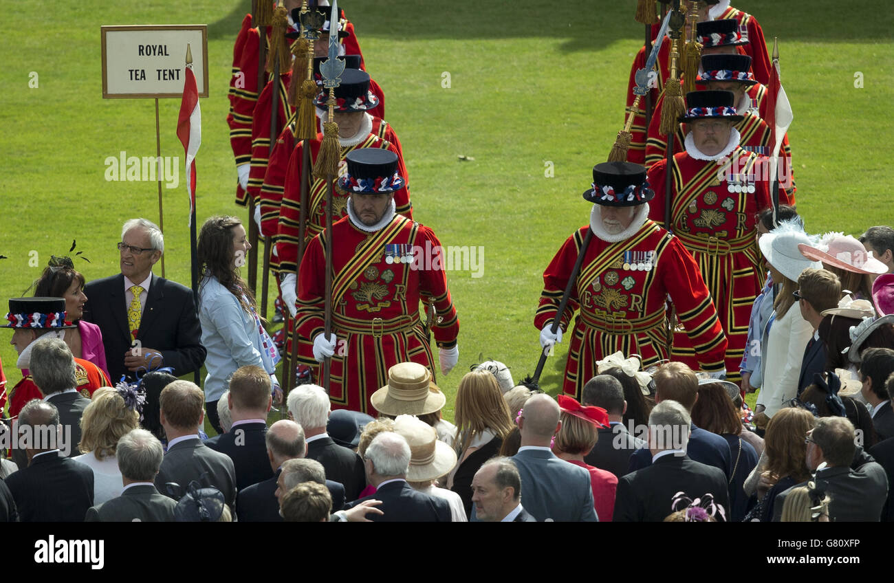 Yeomen der Garde marschieren während einer Gartenparty im Buckingham Palace im Zentrum von London zum Eingang des Royal Tea Tent. Stockfoto