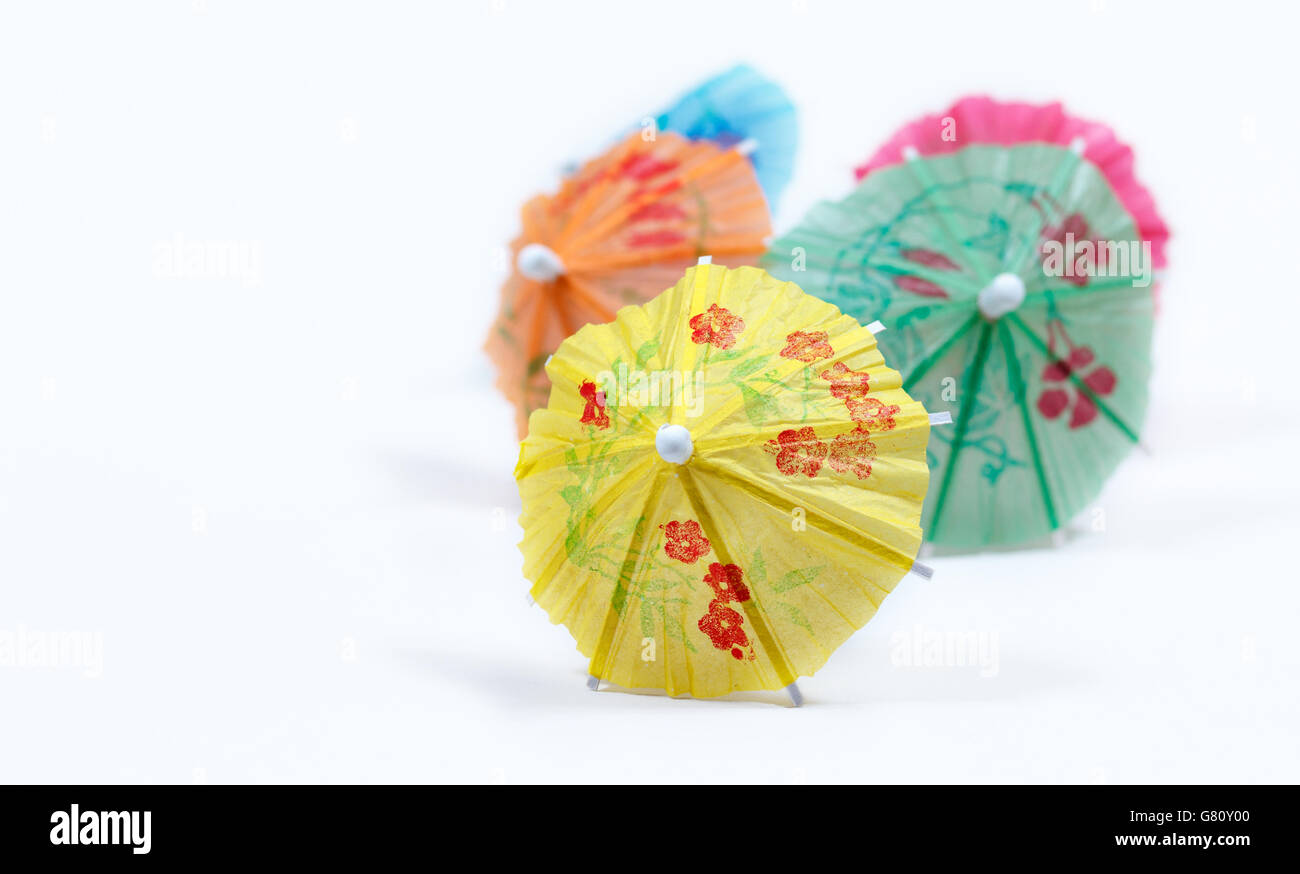 Verschiedenen cocktail Umbrelas auf weißen und violetten Hintergrund farbig Stockfoto