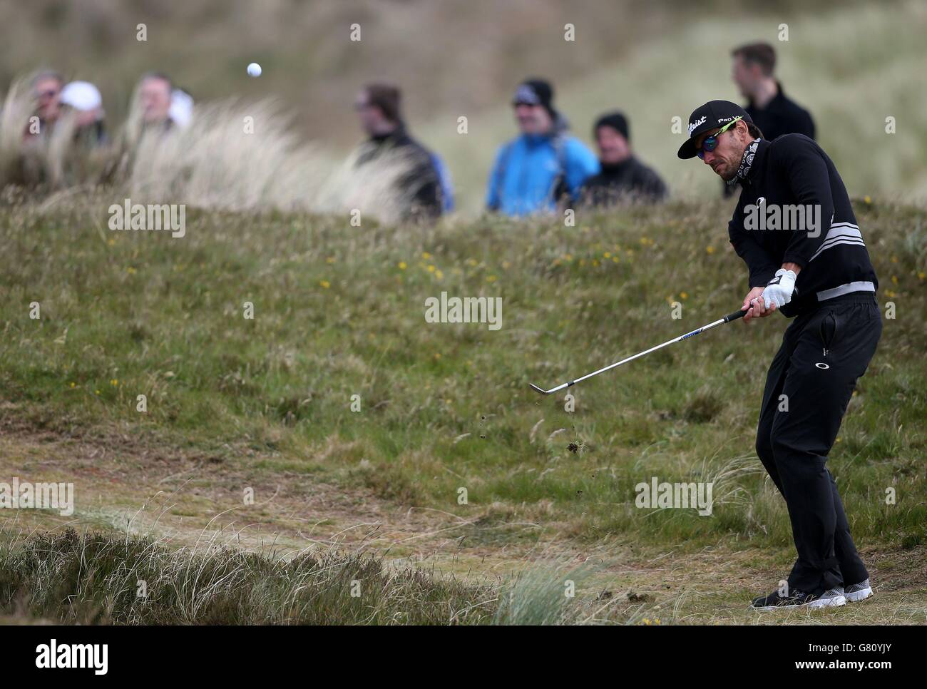 Rafa Cabrera-Bello spielt seinen zweiten Schuss am 4. Tag der Dubai Duty Free Irish Open im Royal County Down Golf Club, Newcastle. Stockfoto