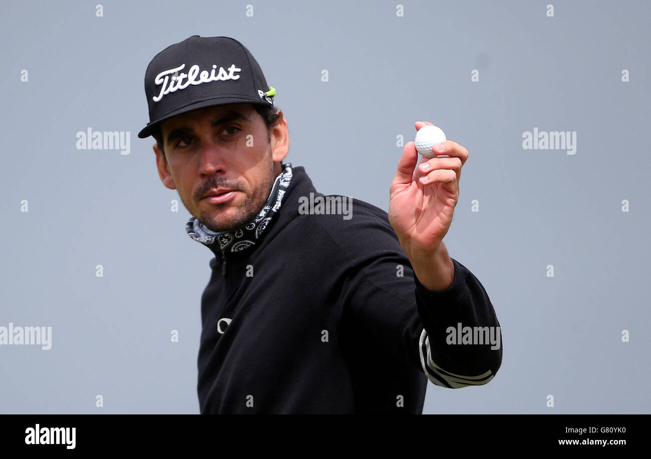 Rafa Cabrera-Bello würdigt die Menge am siebten Green am vierten Tag der Dubai Duty Free Irish Open im Royal County Down Golf Club, Newcastle. Stockfoto