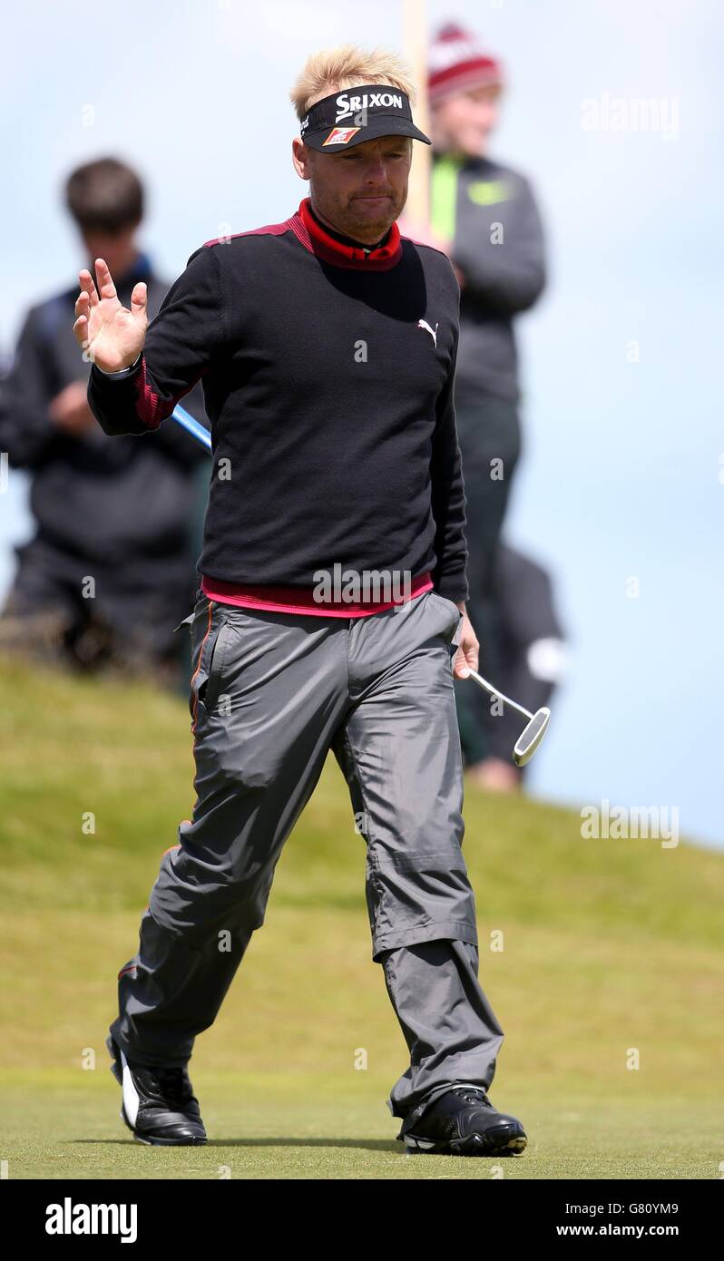 Soren Kjeldsen würdigt die Menge am siebten Green am vierten Tag der Dubai Duty Free Irish Open im Royal County Down Golf Club, Newcastle. Stockfoto