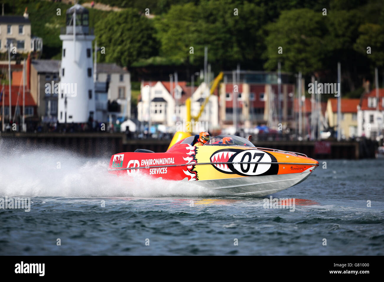 James Norville und Charlie Parsons-Young im GD Environmental Motorboot in der South Bay, Scarborough während des P1 Grand Prix of the Sea. Stockfoto