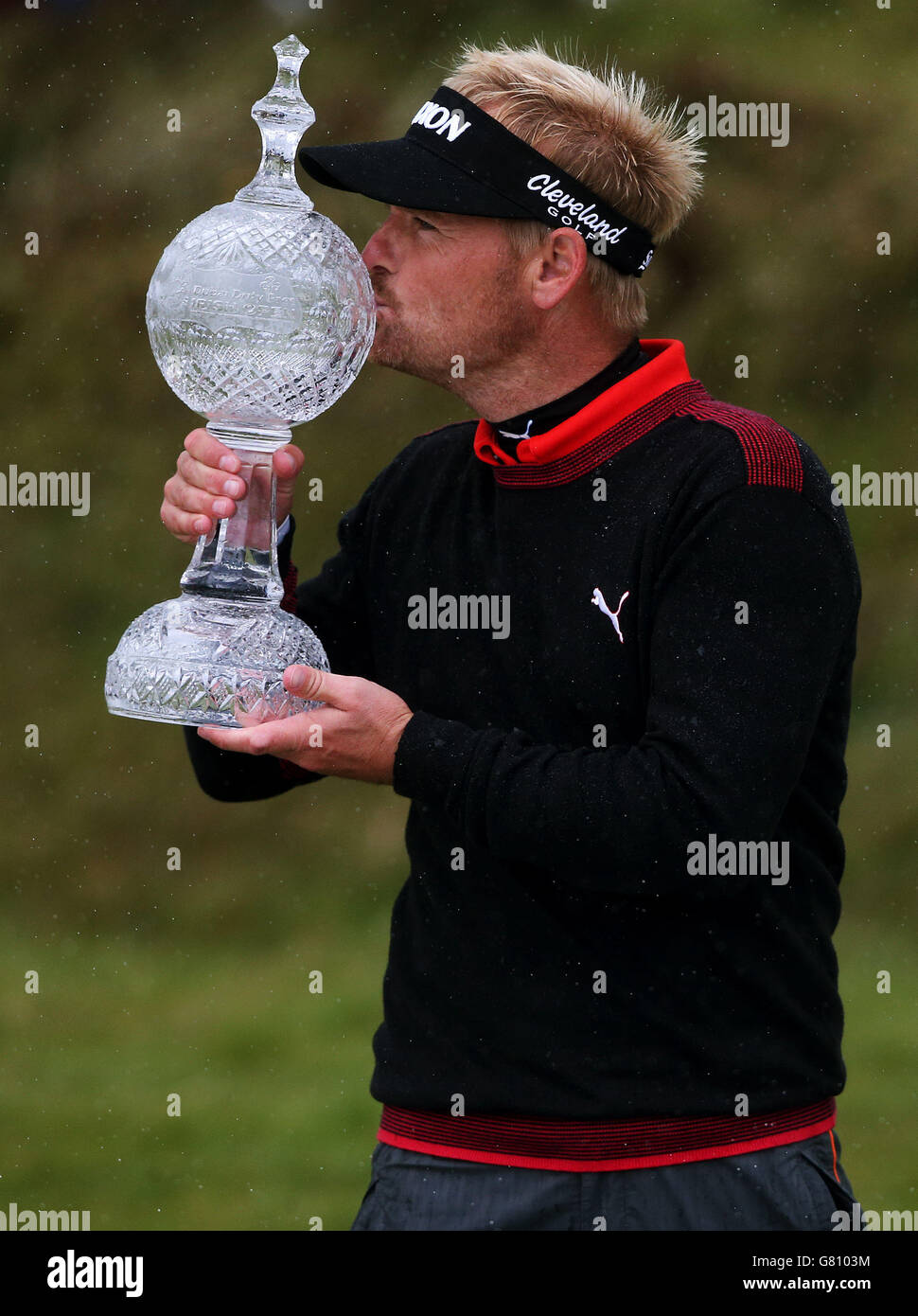 Soren Kjeldsen mit der Trophäe, nachdem er am vierten Tag der Dubai Duty Free Irish Open im Royal County Down Golf Club, Newcastle, ein Spiel gewonnen hatte. Stockfoto