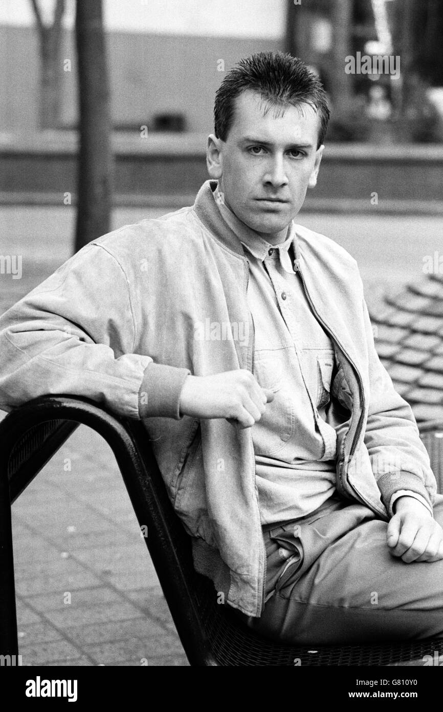 Jim McGowan, Waldfan von Nottingham Forest, der von Forest Manager Brian Clough auf den Boden gestoßen wurde, nachdem er anlässlich des Littlewoods Cup-Sieges von Forest 5-2 gegen die Queens Park Rangers auf dem City Ground Pitch gelaufen war Stockfoto