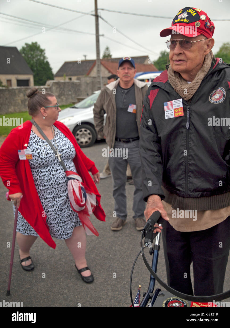 Ein Treffen von Veteranen, Soldaten und lokalen Würdenträgern in Saint-Come-du-Mont dienen, zum Gedenken an 72 Jahre seit d-Day Stockfoto