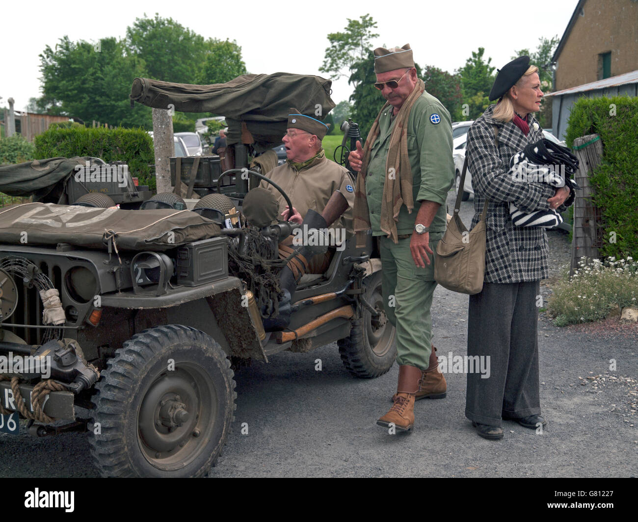 In der Nähe der Stadt Carentan wird von den Einheimischen in historischen Kostümen zum 72. Jahrestag der Schlacht um die Normandie gedacht. Stockfoto