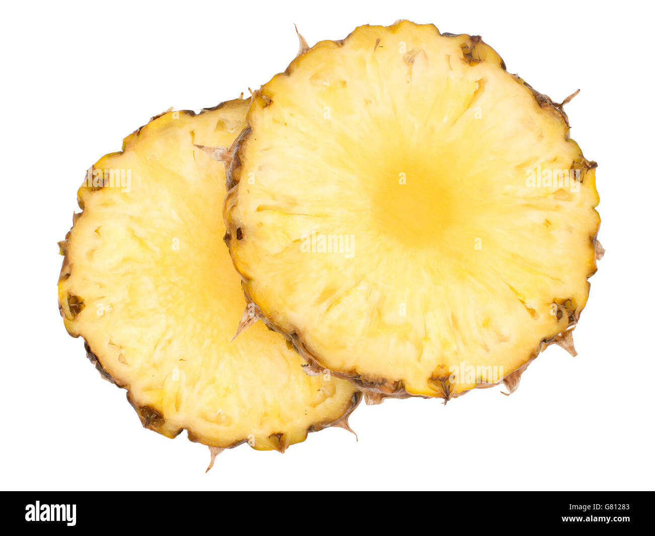 Frisches Obst. Zwei Scheiben Ananas isoliert auf weiss. Stockfoto