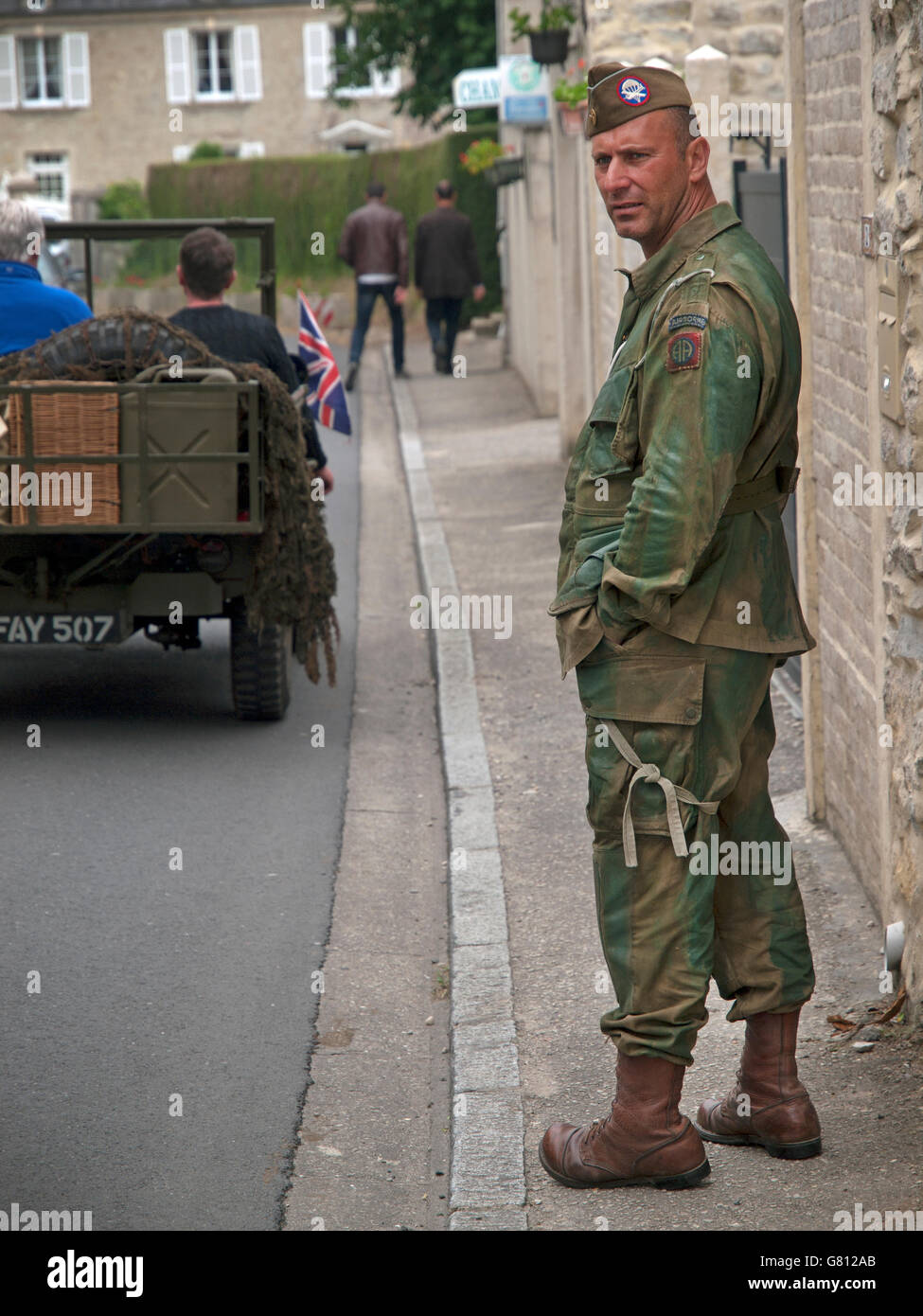 In der Nähe der Stadt Carentan wird zum 72. Jahrestag der Schlacht um die Normandie von den Einheimischen im Zeitraum Army Kostüm gedacht. Stockfoto