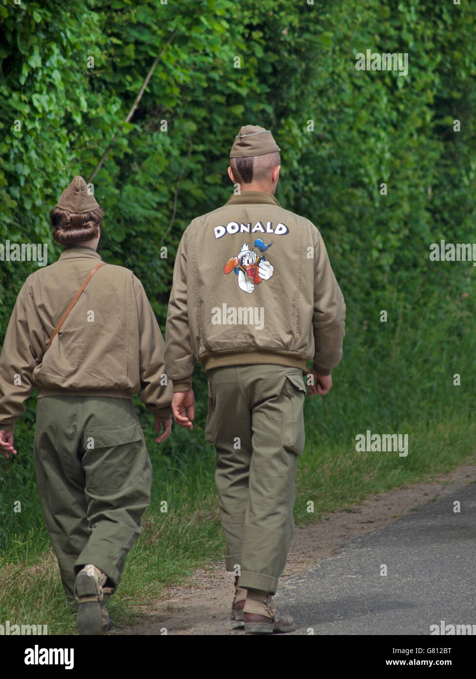 In der Nähe der Stadt Carentan wird zum 72. Jahrestag der Schlacht um die Normandie von den Einheimischen im Zeitraum Army Kostüm gedacht. Stockfoto