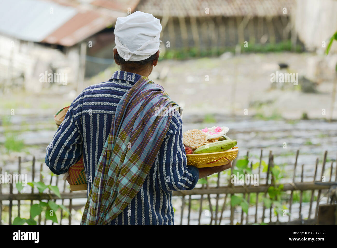 Balinesische Mann bringen traditionelle Angebot zum Hindu-Tempel in Trunyan, Bali, Indonesien. Stockfoto